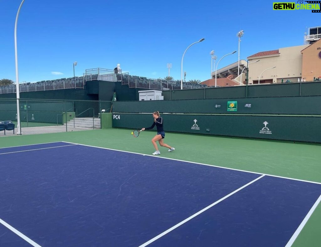 Marie Bouzková Instagram - Practice days in the Tennis Garden😍🌴☀💪🏼 @bnpparibasopen Indian Wells Tennis Garden