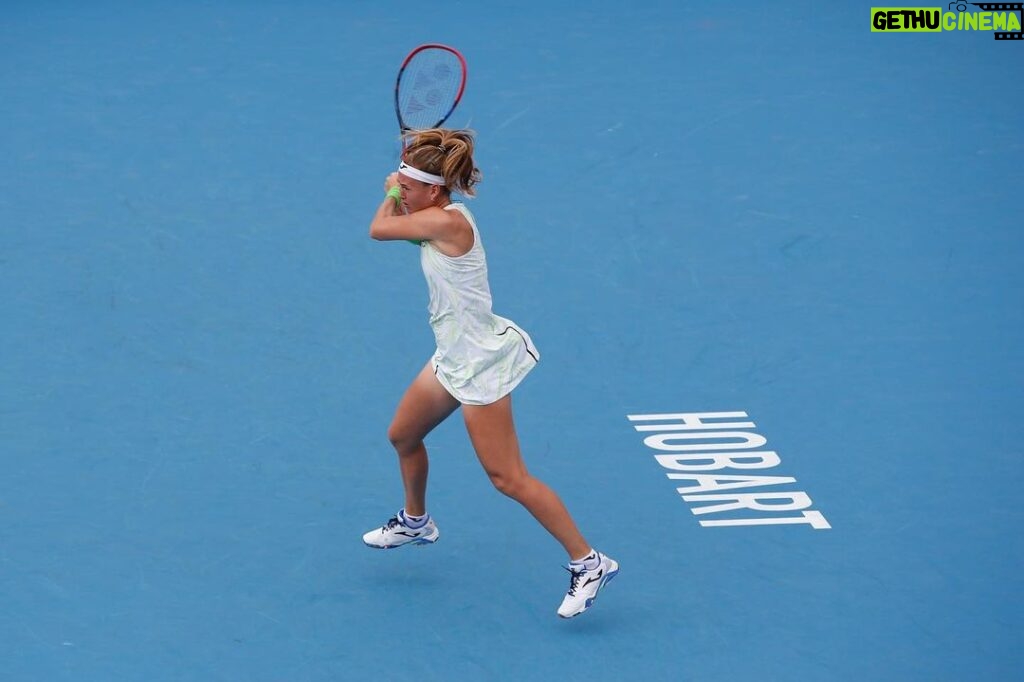 Marie Bouzková Instagram - Windy win in Hobart🤗 Happy to get through today!🐬 @hobart_tennis City of Hobart