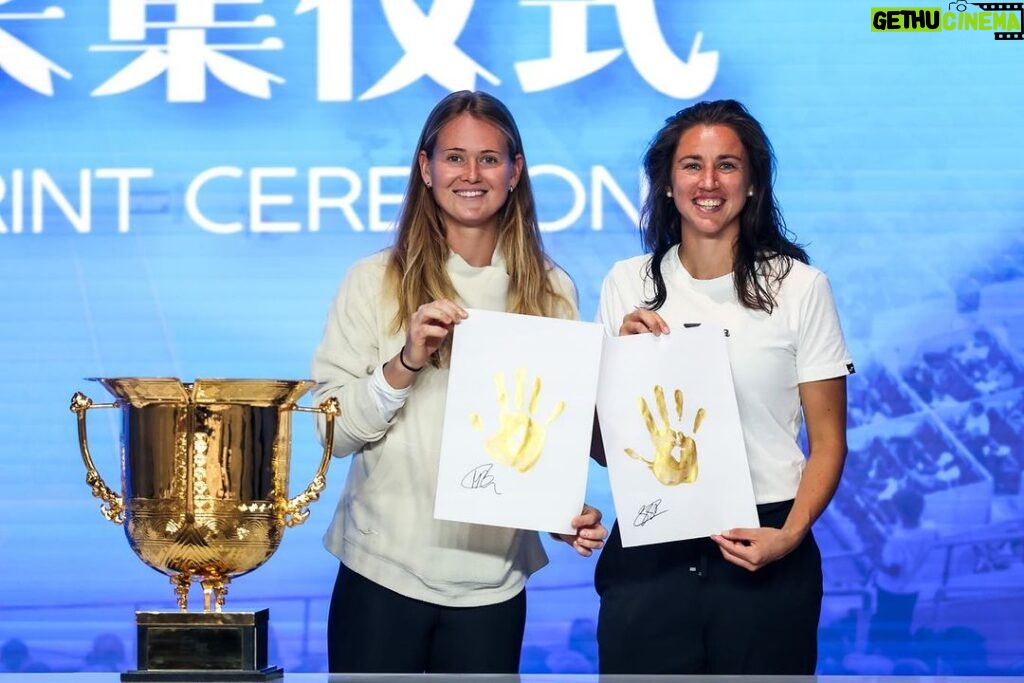Marie Bouzková Instagram - Not every week you get to win a trophy and sing happy birthday in chinese. Thank you Beijing for the nicest experience🥰🙌🏼 @chinaopen 祝你生日快樂, zhù nî shēngri kuàilè, @sarasorribes ❤️🎂