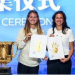 Marie Bouzková Instagram - Not every week you get to win a trophy and sing happy birthday in chinese. Thank you Beijing for the nicest experience🥰🙌🏼 @chinaopen 祝你生日快樂, zhù nî shēngri kuàilè, @sarasorribes ❤️🎂
