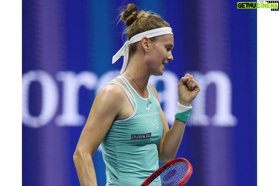 Marie Bouzková Instagram - Love these tennis battles. Thank you for your support and energy last night🤩 Will work hard to come back stronger and recover for what is next🙏🏼 @usopen @officialpureprotein @duracell 🐇🔋🐬 Arthur Ashe Stadium