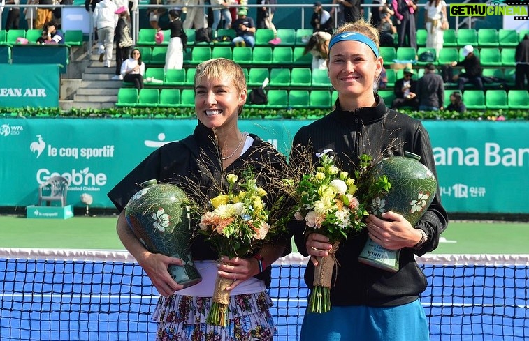 Marie Bouzková Instagram - First time in Seoul and definitely coming back!😍👌🏼 Thank you @koreaopentennis for your hospitality and Korean fans🇰🇷🫶🏼🐬 also a big thank you to @matteksands for playing with me and congratulations for title #30🔥💪🏼 Olympic Park, Seoul