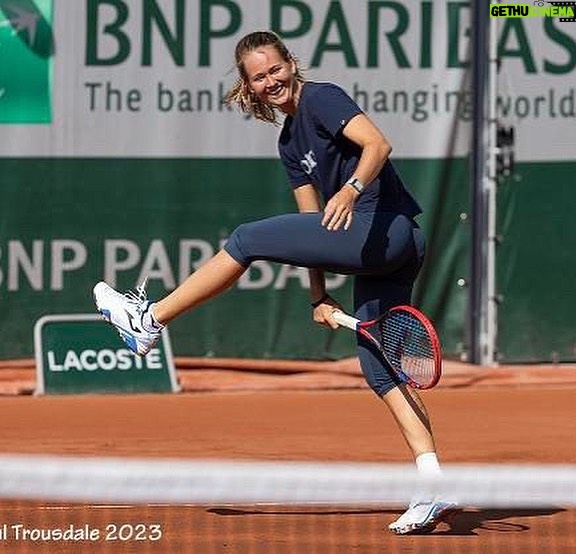 Marie Bouzková Instagram - Happy to be here again🤗🎾🐬 @rolandgarros Paris, France