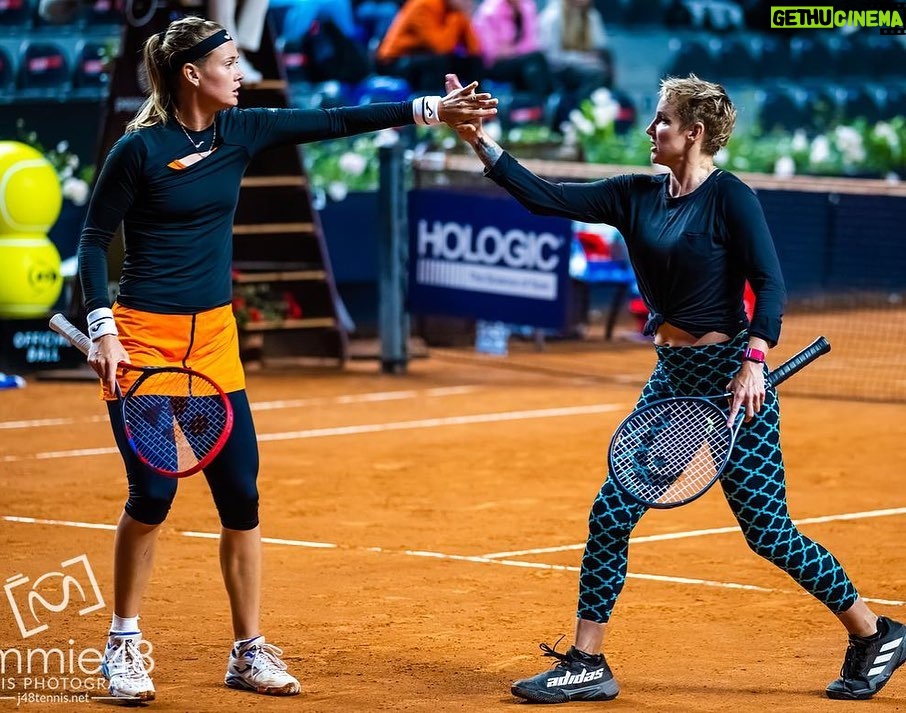 Marie Bouzková Instagram - Fun days in Rome🥰 Thank you partner @matteksands for not only sweet things on the court but also off!😂💪🏼 Can’t wait to play infront of Italian fans next year already @internazionalibnlditalia 🤗 Soon @rolandgarros !🤜🏼🤛🏼🐬 Foro Italico