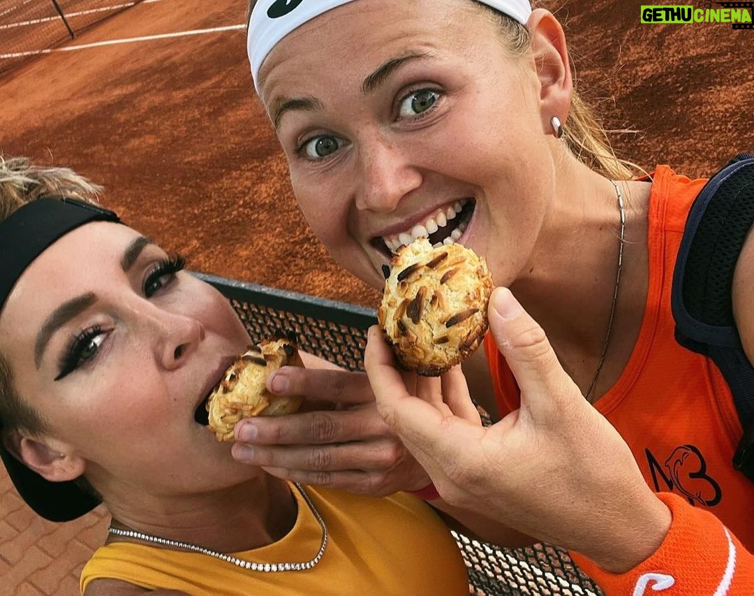 Marie Bouzková Instagram - Fun days in Rome🥰 Thank you partner @matteksands for not only sweet things on the court but also off!😂💪🏼 Can’t wait to play infront of Italian fans next year already @internazionalibnlditalia 🤗 Soon @rolandgarros !🤜🏼🤛🏼🐬 Foro Italico