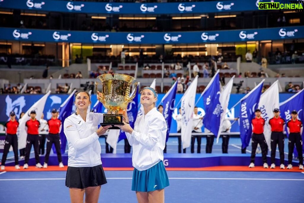 Marie Bouzková Instagram - Not every week you get to win a trophy and sing happy birthday in chinese. Thank you Beijing for the nicest experience🥰🙌🏼 @chinaopen 祝你生日快樂, zhù nî shēngri kuàilè, @sarasorribes ❤🎂