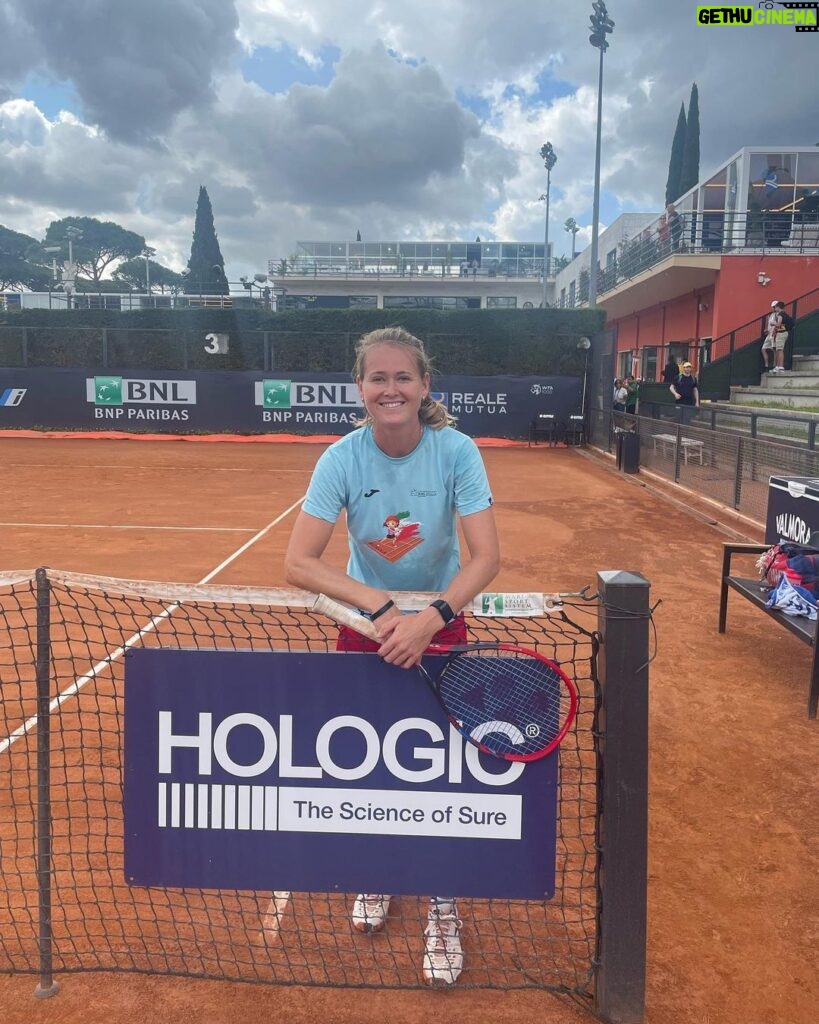 Marie Bouzková Instagram - Missed playing here last year but it was worth the wait🤩 Into the next round🤗💪🏼🐬 @internazionalibnlditalia And these Joma Roma shirts @jomasportitalia 😁🎾 Foro Italico