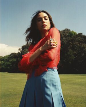 Mariel Molino Instagram - gracias @voguemexico @karlamartinezdesalas y @karina_ulloa por esta entrevista 🖤 
📷 @julianbpp 
styling @pabloriveraag 
mua / hair @sean_derbes
