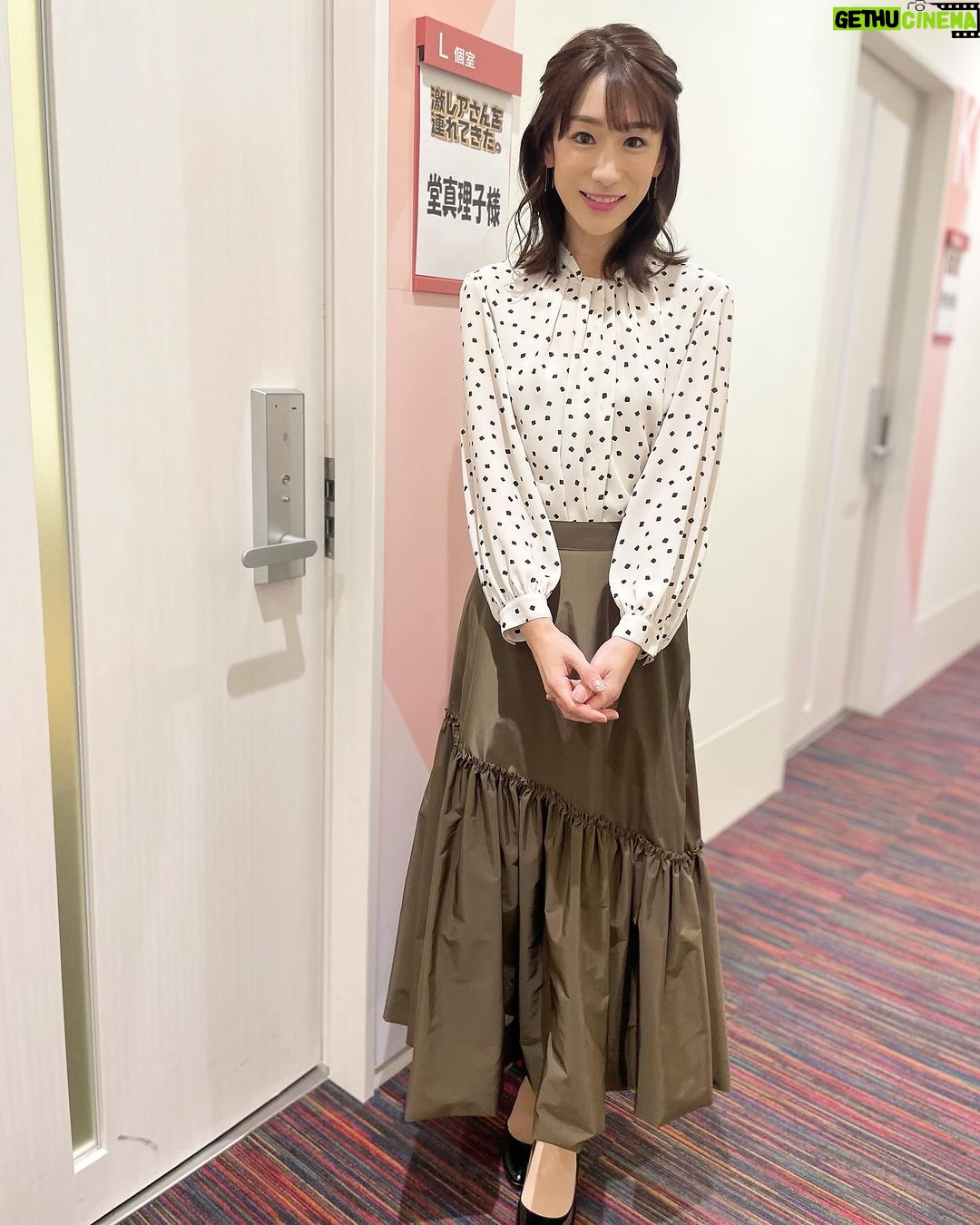 Mariko Dou Instagram - おはようございます☀ 先日の激レアさん着用の衣装は、 ☆ブラウス,スカート… #ノーリーズ ☆アクセサリー… #ete でした👗 さて本日は久保田アナの代理で「ワイド!スクランブル」のピックアップニュースを担当予定です。 よろしくお願いします🥺 #激レアさんを連れてきた #激レアさん #着用 #衣装 #本日 は #ワイドスクランブル #よろしくお願いします #堂真理子 #テレビ朝日 #アナウンサー
