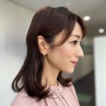 Mariko Dou Instagram - おはようございます！ 昨日のワイド！スクランブルの衣装は、 ☆ワンピース… #ノーリーズ ☆アクセサリー… #starjewelry でした👗✨ 一気に寒くなりましたね❄️ 体調にはお気を付け下さい。 #大下容子ワイドスクランブル #ワイドスクランブル #ニュース #テレビ朝日 #堂真理子 #アナウンサー #アナウンサー衣装 #番組衣装