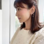Mariko Dou Instagram - 昨日の「ワイド！スクランブル」の衣装は、 ☆ブラウス,スカート… #ノーリーズ ☆アクセサリー… #starjewelry でした👗✨ チュールのスカートが素敵でした☺️ 今日も暖かく穏やかな一日ですね☀️ #大下容子ワイドスクランブル #ワイドスクランブル #ニュース #堂真理子 #テレビ朝日 #アナウンサー
