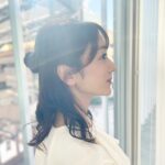 Mariko Dou Instagram - おはようございます☺️今朝もアベモニ、ありがとうございます♪ 朝から日差しが降り注いで、爽やかですね☀️日中は夏日になりそうです！ 今日の髪型は、ハーフアップのお団子にしてもらいました💕 #おはようございます #アベモニ #ありがとうございます #今日 は #暑く なりそうです #ヘアアレンジ #ハーフアップ #お団子 #堂真理子 #テレビ朝日 #アナウンサー