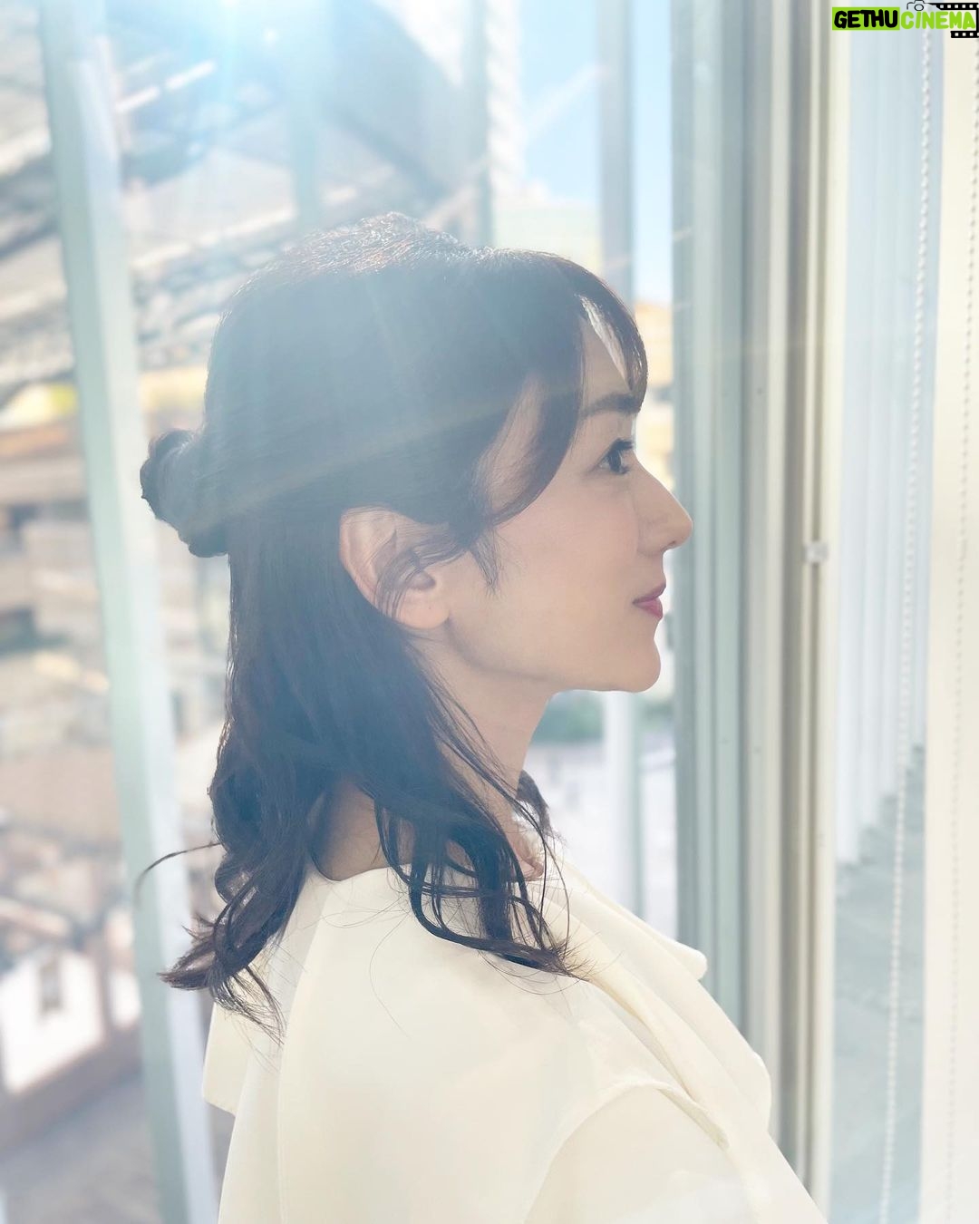 Mariko Dou Instagram - おはようございます☺️今朝もアベモニ、ありがとうございます♪ 朝から日差しが降り注いで、爽やかですね☀️日中は夏日になりそうです! 今日の髪型は、ハーフアップのお団子にしてもらいました💕 #おはようございます #アベモニ #ありがとうございます #今日 は #暑く なりそうです #ヘアアレンジ #ハーフアップ #お団子 #堂真理子 #テレビ朝日 #アナウンサー