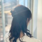 Mariko Dou Instagram - おはようございます☺️今朝もアベモニ、ありがとうございます♪ 朝から日差しが降り注いで、爽やかですね☀️日中は夏日になりそうです！ 今日の髪型は、ハーフアップのお団子にしてもらいました💕 #おはようございます #アベモニ #ありがとうございます #今日 は #暑く なりそうです #ヘアアレンジ #ハーフアップ #お団子 #堂真理子 #テレビ朝日 #アナウンサー