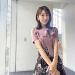 Mariko Dou Instagram - おはようございます🌞 昨日の「ワイド！スクランブル」の衣装は、 ☆ニット,スカート… #laissepasse ☆アクセサリー… #ete でした👗✨ 半袖ですが、色や素材はすっかり秋🍂 日中は暑いくらいの日が続くので、半袖のニットはこの時期、着やすいですね☺️ それでは素敵な週末をお過ごしください♪ #大下容子ワイドスクランブル #ワイドスクランブル #ニュース #テレビ朝日 #堂真理子 #アナウンサー #アナウンサー衣装 #番組衣装