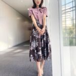 Mariko Dou Instagram - おはようございます🌞 昨日の「ワイド！スクランブル」の衣装は、 ☆ニット,スカート… #laissepasse ☆アクセサリー… #ete でした👗✨ 半袖ですが、色や素材はすっかり秋🍂 日中は暑いくらいの日が続くので、半袖のニットはこの時期、着やすいですね☺️ それでは素敵な週末をお過ごしください♪ #大下容子ワイドスクランブル #ワイドスクランブル #ニュース #テレビ朝日 #堂真理子 #アナウンサー #アナウンサー衣装 #番組衣装