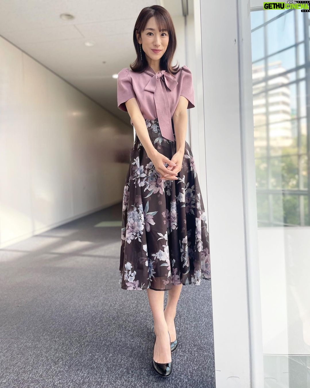 Mariko Dou - 2.7K Likes - おはようございます🌞
昨日の「ワイド!スクランブル」の衣装は、
☆ニット,スカート… #laissepasse
☆アクセサリー… #ete
でした👗✨
半袖ですが、色や素材はすっかり秋🍂
日中は暑いくらいの日が続くので、半袖のニットはこの時期、着やすいですね☺️
それでは素敵な週末をお過ごしください♪
#大下容子ワイドスクランブル
#ワイドスクランブル
#ニュース #テレビ朝日 #堂真理子 #アナウンサー #アナウンサー衣装 #番組衣装
