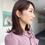 Mariko Dou Instagram - おはようございます🌞 昨日の「ワイド！スクランブル」の衣装は、 ☆ニット,スカート… #laissepasse ☆アクセサリー… #ete でした👗✨ 半袖ですが、色や素材はすっかり秋🍂 日中は暑いくらいの日が続くので、半袖のニットはこの時期、着やすいですね☺️ それでは素敵な週末をお過ごしください♪ #大下容子ワイドスクランブル #ワイドスクランブル #ニュース #テレビ朝日 #堂真理子 #アナウンサー #アナウンサー衣装 #番組衣装