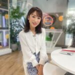 Mariko Dou Instagram - 月曜日、火曜日とアベモニをご覧下さった皆さま、ありがとうございます😊 今朝は衣装の色に合わせて、音声スタッフの方がフワフワの白いマイクを付けてくれました✨（うまく写ってなくてごめんなさい💦） また木曜日にお会いしましょう♪ #アベモニ #ありがとうございます #堂真理子 #テレビ朝日 #アナウンサー