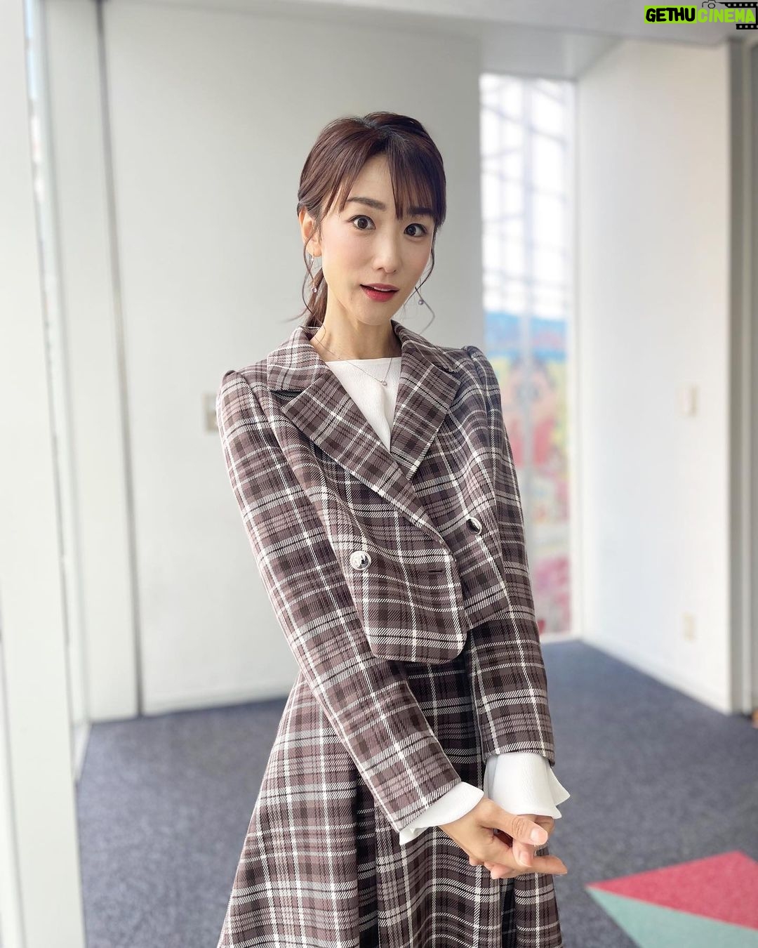 Mariko Dou - 2.3K Likes - 金曜日は、スタイリストさんがたくさん写真を撮ってくれました📷
オフショットを何枚か載せます☺️
さて、今週は並木アナの代理で月曜日、火曜日の「Abema Morning」を担当します🎤よろしくお願いします🎵
#ワイドスクランブル の
#オフショット
#写真
#明日 と
#明後日 は
#アベモニ
#よろしくお願いします
#堂真理子 #テレビ朝日 #アナウンサー
