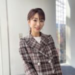 Mariko Dou Instagram - 金曜日は、スタイリストさんがたくさん写真を撮ってくれました📷 オフショットを何枚か載せます☺️ さて、今週は並木アナの代理で月曜日、火曜日の「Abema Morning」を担当します🎤よろしくお願いします🎵 #ワイドスクランブル の #オフショット #写真 #明日 と #明後日 は #アベモニ #よろしくお願いします #堂真理子 #テレビ朝日 #アナウンサー