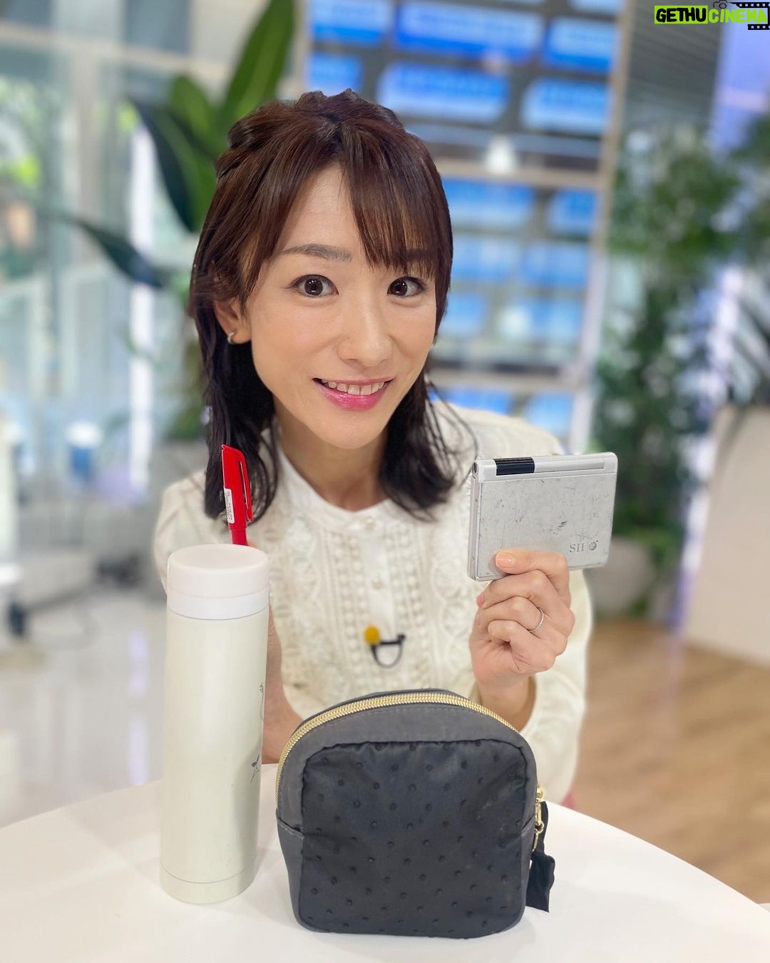 Mariko Dou Instagram - おはようございます😃今朝もアベモニ、ありがとうございます✨ アナウンサー公式Instagramにもこちらの写真を投稿しています! オンエアに臨む上での必須アイテムはこちらの4つ。電子辞書、赤ペン、飲み物、メイク直し用のポーチです‼️どれ一つでも欠けていると落ち着かないので、忘れ物がないかしっかりチェックをしてから出社しています👍マイ水筒の中は、最近はホットティーを入れて、喉を潤しています✨ 今朝も無事に終わり、良かったです☺️ご覧くださった皆さま、ありがとうございます♪ #おはようございます #アベモニ #ありがとうございます #必須アイテム の #紹介 です #電子辞書 #赤ペン #水筒 #ポーチ #堂真理子 #テレビ朝日 #アナウンサー