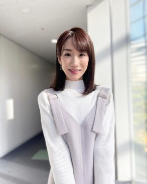 Mariko Dou Instagram - 年内最後の「ワイド！スクランブル」、放送中です！

本日の衣装は、

☆ニット,ジャンパースカート… #proportionbodydressing 
☆アクセサリー… #starjewelry

でした👗✨

今日の「ピックアップニュース」で、仕事納めとなりました🎤
今年も本当にありがとうございました😌✨

年内も残りわずかですが、皆さまが元気に過ごせますように✨

 #大下容子ワイドスクランブル 
 #ワイドスクランブル
 #ニュース #テレビ朝日 #堂真理子 #アナウンサー #アナウンサー衣装 #番組衣装
 #今日 が
 #仕事納め
 #今年 も
 #ありがとうございました