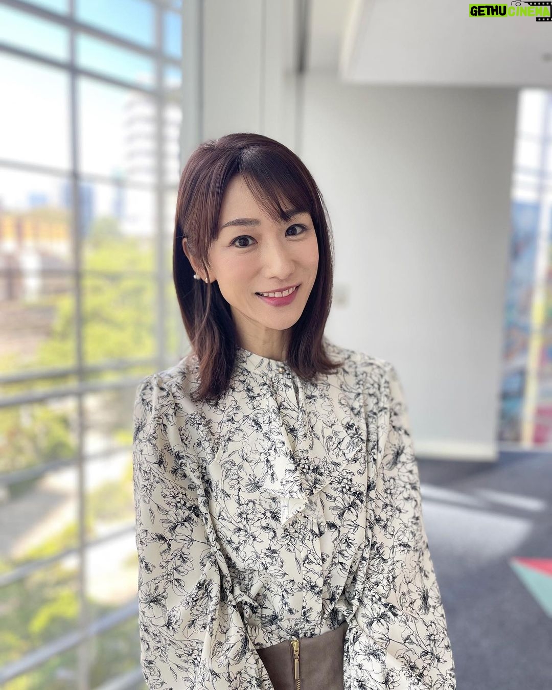 Mariko Dou Instagram - おはようございます♪今日東京は、気持ちのいい快晴です☀️三連休、だんだんと天気が崩れてしまうようなので、貴重な晴れですね😌 洗濯物もよく乾きそうです🧺 さて昨日の「ワイド!スクランブル」の衣装は、 ☆ブラウス,スカート… #ノーリーズ ☆アクセサリー… #starjewelry でした👗✨ 秋らしい色と素材で、すっかり季節が進みましたね🍂 それでは素敵な連休をお過ごしください♪ #大下容子ワイドスクランブル #ワイドスクランブル #ニュース #テレビ朝日 #堂真理子 #アナウンサー #アナウンサー衣装 #番組衣装 #今日 は #秋晴れ