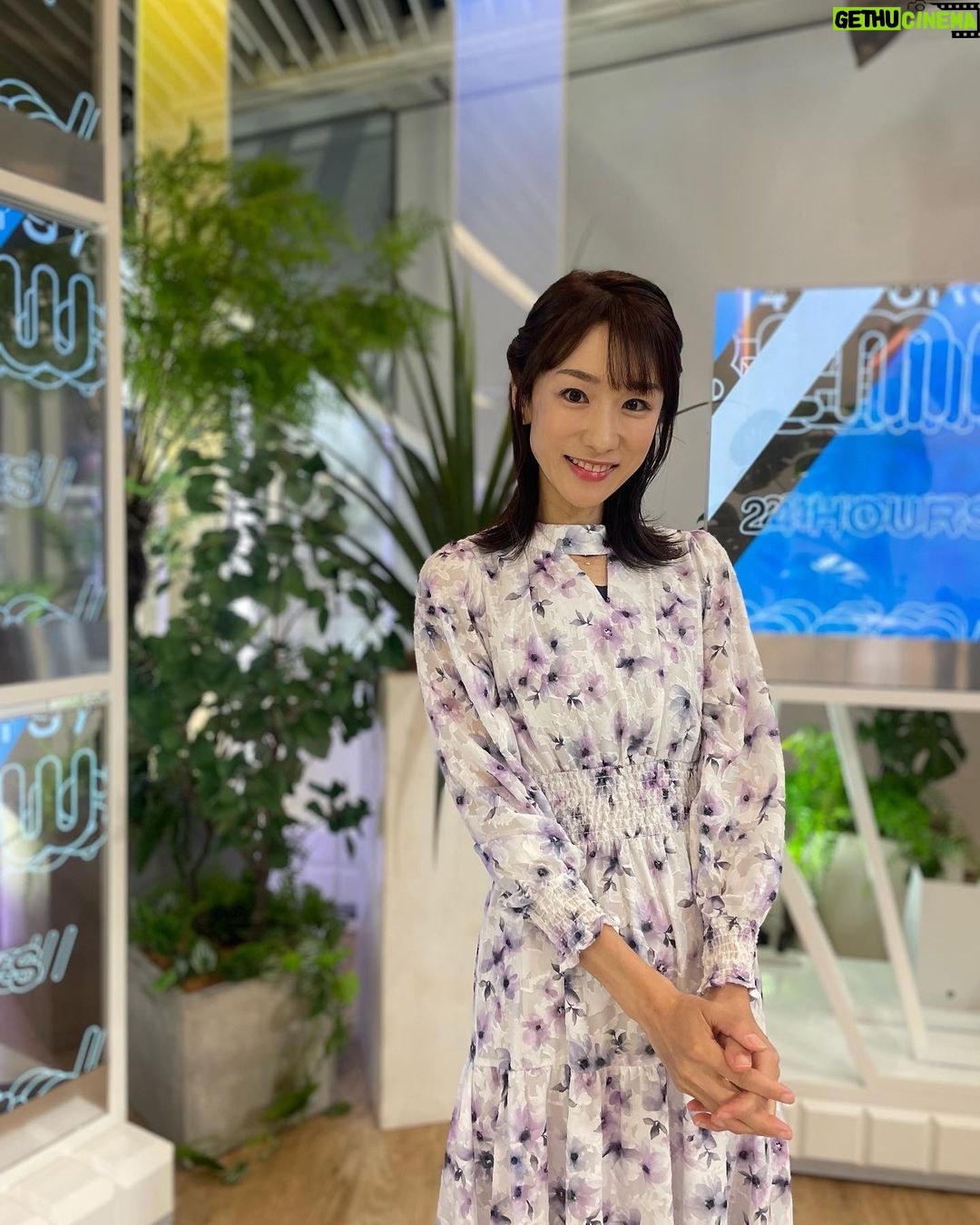 Mariko Dou Instagram - 今朝もアベモニをご覧くださった皆さま、ありがとうございます😊 今日の衣装は、とてもラブリーなデザインと柄のワンピースでした👗💕 私服では持っていないので、こういうスタイルも新鮮でした🎵 今日はアベモニの後に「ワイド!スクランブル」もありましたので、またそちらの写真も後ほど投稿します🎵 #アベモニ #ありがとうございます #衣装 は #可愛い #ワンピース でした #堂真理子 #テレビ朝日 #アナウンサー
