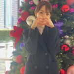 Mariko Dou Instagram – クリスマスの週末は、家族と過ごしました🎄🪅
娘が写真を撮ってくれると言うので、調子に乗って色々ポーズを取ってみました笑

 #家族 で
 #過ごす
 #クリスマス
 #休日
 #撮影 は
 #娘
 #堂真理子 #テレビ朝日 #アナウンサー