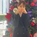 Mariko Dou Instagram - クリスマスの週末は、家族と過ごしました🎄🪅 娘が写真を撮ってくれると言うので、調子に乗って色々ポーズを取ってみました笑 #家族 で #過ごす #クリスマス #休日 #撮影 は #娘 #堂真理子 #テレビ朝日 #アナウンサー