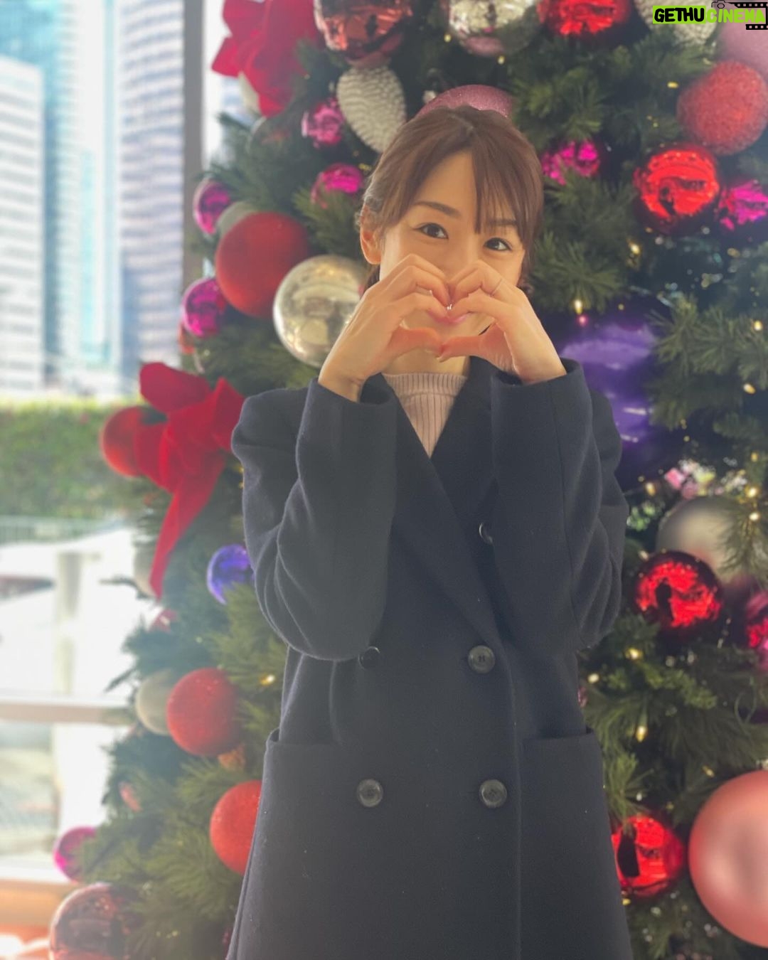 Mariko Dou - 2.5K Likes - クリスマスの週末は、家族と過ごしました🎄🪅
娘が写真を撮ってくれると言うので、調子に乗って色々ポーズを取ってみました笑
#家族 で
#過ごす
#クリスマス
#休日
#撮影 は
#娘
#堂真理子 #テレビ朝日 #アナウンサー