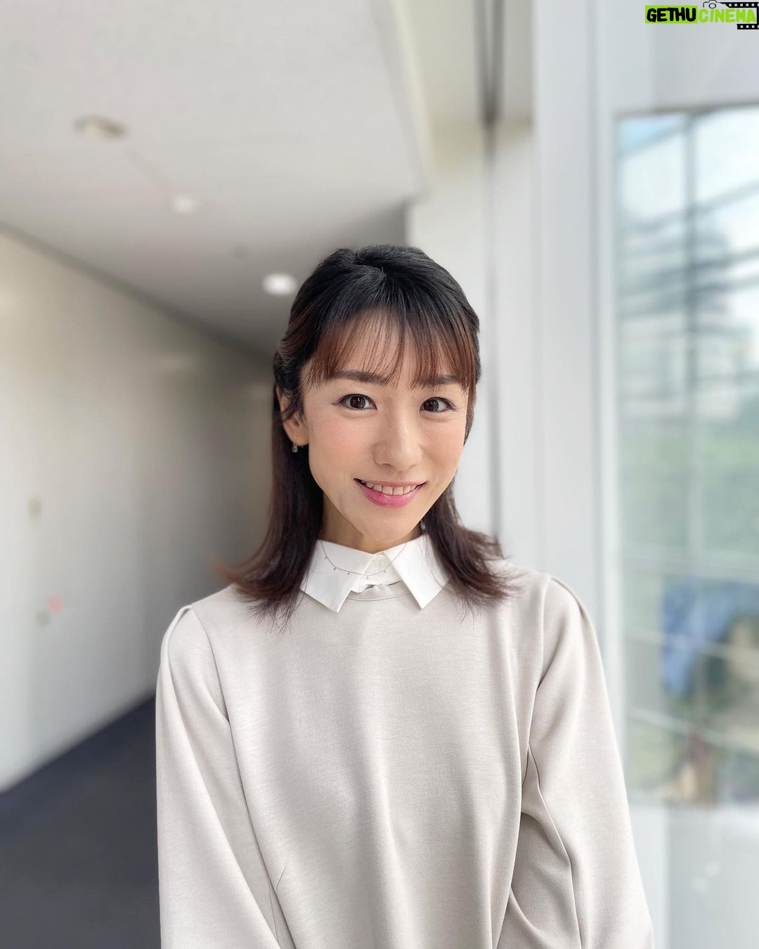 Mariko Dou Instagram - 本日の「ワイド!スクランブル」の衣装は、 ☆ワンピース… #stola ☆アクセサリー… #ete でした👗✨ 襟付きワンピース、秋の素材で着心地も良く素敵でした🍂💕 これから少しずつ過ごしやすい気候になってきそうですね☺️ 今週もご覧いただき、ありがとうございます😊 #大下容子ワイドスクランブル #ワイドスクランブル #ニュース #テレビ朝日 #堂真理子 #アナウンサー #アナウンサー衣装 #番組衣装