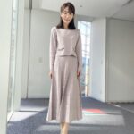 Mariko Dou Instagram - 金曜日の全身ショットて横顔です📷 それでは、素敵なクリスマスをお過ごし下さい🎄🎁 #大下容子ワイドスクランブル #ワイドスクランブル #ニュース #テレビ朝日 #堂真理子 #アナウンサー #横顔 #アナウンサー衣装
