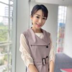 Mariko Dou Instagram - 本日の「ワイド！スクランブル」の衣装は、 ☆ワンピース,カットソー… #proportionbodydressing ☆アクセサリー… #starjewelry でした👗✨ ワンピースのデザインが素敵でした💕 引き続き台風情報にはお気を付け下さい。 #大下容子ワイドスクランブル #ワイドスクランブル #ニュース #テレビ朝日 #堂真理子 #アナウンサー #番組衣装 #アナウンサー衣装