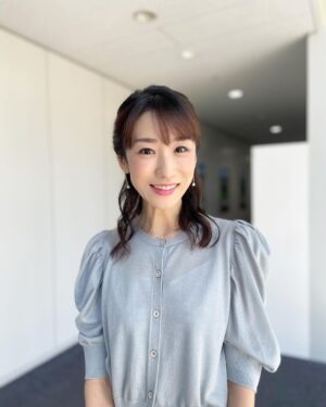Mariko Dou Instagram - 本日の「ワイド！スクランブル」の衣装は、

☆ニット,スカート… #laissepasse 
☆アクセサリー… #ete

でした👗✨

今日も暑いですが、午後も頑張りましょう♪

 #大下容子ワイドスクランブル #ワイドスクランブル #ニュース #テレビ朝日 #堂真理子 #アナウンサー #アナウンサー衣装 #番組衣装