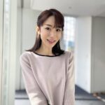 Mariko Dou Instagram - 金曜日の「ワイド！スクランブル」の衣装は、 ☆ニットセットアップ… #proportionbodydressing ☆アクセサリー… #ete でした👗✨ 今年も本当に残りわずかですね。今週も元気に過ごしましょう❣️ 素敵なクリスマスholidayをお過ごし下さい🎄✨ #大下容子ワイドスクランブル #ワイドスクランブル #ニュース #テレビ朝日 #堂真理子 #番組衣装 #アナウンサー衣装
