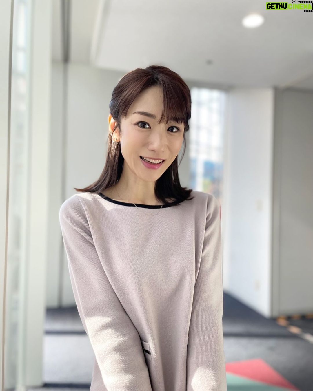 Mariko Dou Instagram - 金曜日の「ワイド!スクランブル」の衣装は、 ☆ニットセットアップ… #proportionbodydressing ☆アクセサリー… #ete でした👗✨ 今年も本当に残りわずかですね。今週も元気に過ごしましょう❣️ 素敵なクリスマスholidayをお過ごし下さい🎄✨ #大下容子ワイドスクランブル #ワイドスクランブル #ニュース #テレビ朝日 #堂真理子 #番組衣装 #アナウンサー衣装
