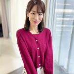 Mariko Dou Instagram - おはようございます☀ 今朝もアベモニ、ありがとうございます😊今朝の衣装は、鮮やかな赤系ニットのワンピースで、クリスマスっぽいカラーでした🎄✨ 今日は晴れてますが気温は低いですね❄️暖かくしてお過ごしください😌 #おはようございます #アベモニ #ありがとうございます #クリスマス #カラー の #衣装 #今日 は #寒い ですね #暖かく して過ごして下さい #堂真理子 #テレビ朝日 #アナウンサー