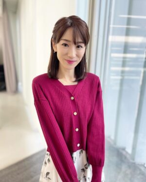 Mariko Dou Instagram - おはようございます☀
今朝もアベモニ、ありがとうございます😊今朝の衣装は、鮮やかな赤系ニットのワンピースで、クリスマスっぽいカラーでした🎄✨

今日は晴れてますが気温は低いですね❄️暖かくしてお過ごしください😌

 #おはようございます
 #アベモニ
 #ありがとうございます
 #クリスマス
 #カラー の
 #衣装
 #今日 は
 #寒い ですね
 #暖かく して過ごして下さい
 #堂真理子 #テレビ朝日 #アナウンサー