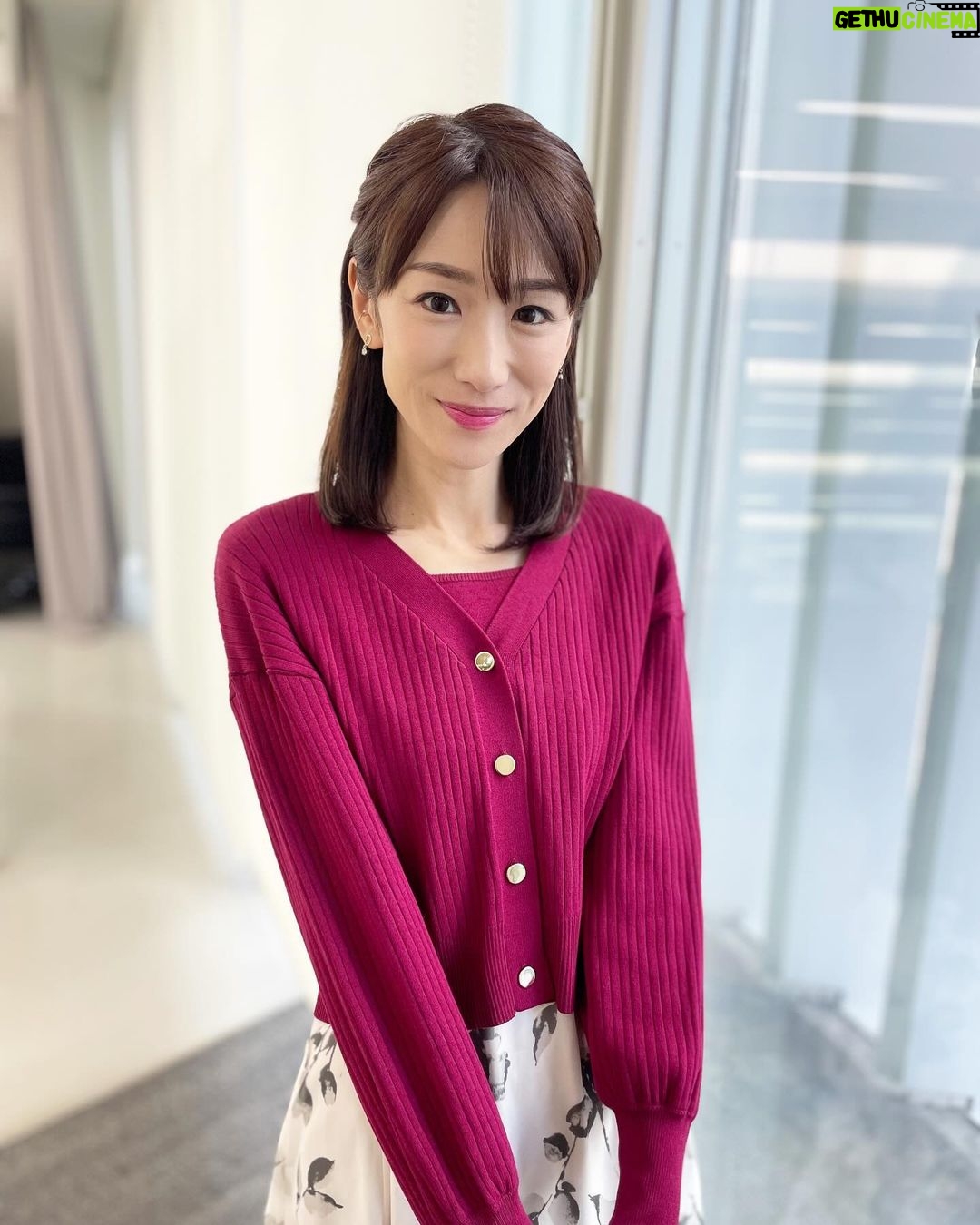 Mariko Dou - 2.3K Likes - おはようございます☀
今朝もアベモニ、ありがとうございます😊今朝の衣装は、鮮やかな赤系ニットのワンピースで、クリスマスっぽいカラーでした🎄✨
今日は晴れてますが気温は低いですね❄️暖かくしてお過ごしください😌
#おはようございます
#アベモニ
#ありがとうございます
#クリスマス
#カラー の
#衣装
#今日 は
#寒い ですね
#暖かく して過ごして下さい
#堂真理子 #テレビ朝日 #アナウンサー