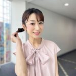 Mariko Dou Instagram – 本日の「ワイド！スクランブル」の衣装は、

☆ブラウス,パンツ… #laissepasse 
☆アクセサリー… #starjewelry

でした👗✨
リボンが付いた可愛いシャツと、久しぶりにパンツでした💕髪型も素敵にしてもらいました！ほどくのがもったいない、、、✨

今日は山の日で祝日ですね😊体調にはお気を付けて、素敵な連休・お盆休みをお過ごし下さい♪

 #大下容子ワイドスクランブル #ワイドスクランブル #ニュース #テレビ朝日 #堂真理子 #アナウンサー #アナウンサー衣装 #番組衣装