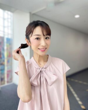 Mariko Dou Instagram - 本日の「ワイド！スクランブル」の衣装は、

☆ブラウス,パンツ… #laissepasse 
☆アクセサリー… #starjewelry

でした👗✨
リボンが付いた可愛いシャツと、久しぶりにパンツでした💕髪型も素敵にしてもらいました！ほどくのがもったいない、、、✨

今日は山の日で祝日ですね😊体調にはお気を付けて、素敵な連休・お盆休みをお過ごし下さい♪

 #大下容子ワイドスクランブル #ワイドスクランブル #ニュース #テレビ朝日 #堂真理子 #アナウンサー #アナウンサー衣装 #番組衣装