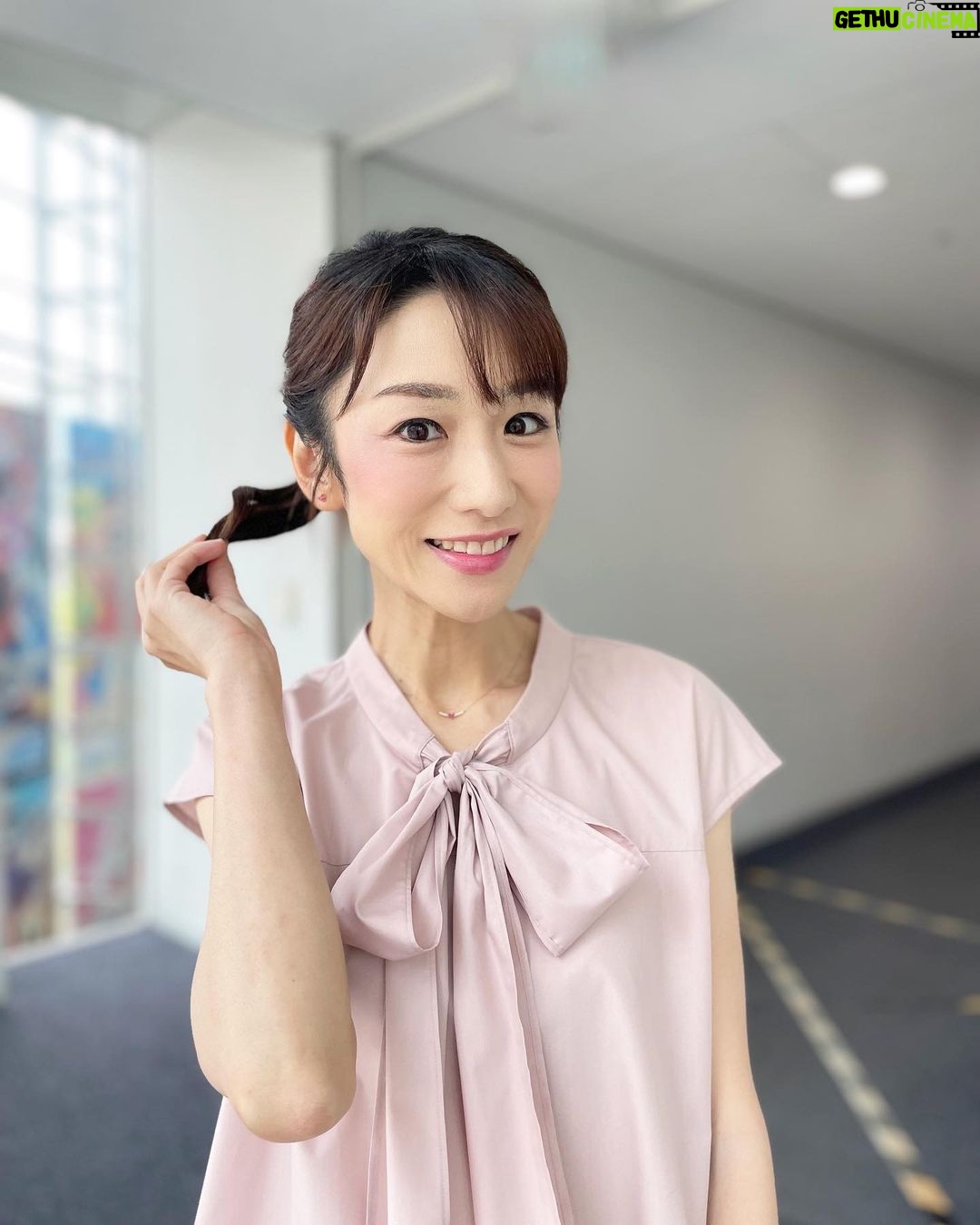 Mariko Dou - 2.2K Likes - 本日の「ワイド!スクランブル」の衣装は、
☆ブラウス,パンツ… #laissepasse
☆アクセサリー… #starjewelry
でした👗✨
リボンが付いた可愛いシャツと、久しぶりにパンツでした💕髪型も素敵にしてもらいました!ほどくのがもったいない、、、✨
今日は山の日で祝日ですね😊体調にはお気を付けて、素敵な連休・お盆休みをお過ごし下さい♪
#大下容子ワイドスクランブル #ワイドスクランブル #ニュース #テレビ朝日 #堂真理子 #アナウンサー #アナウンサー衣装 #番組衣装
