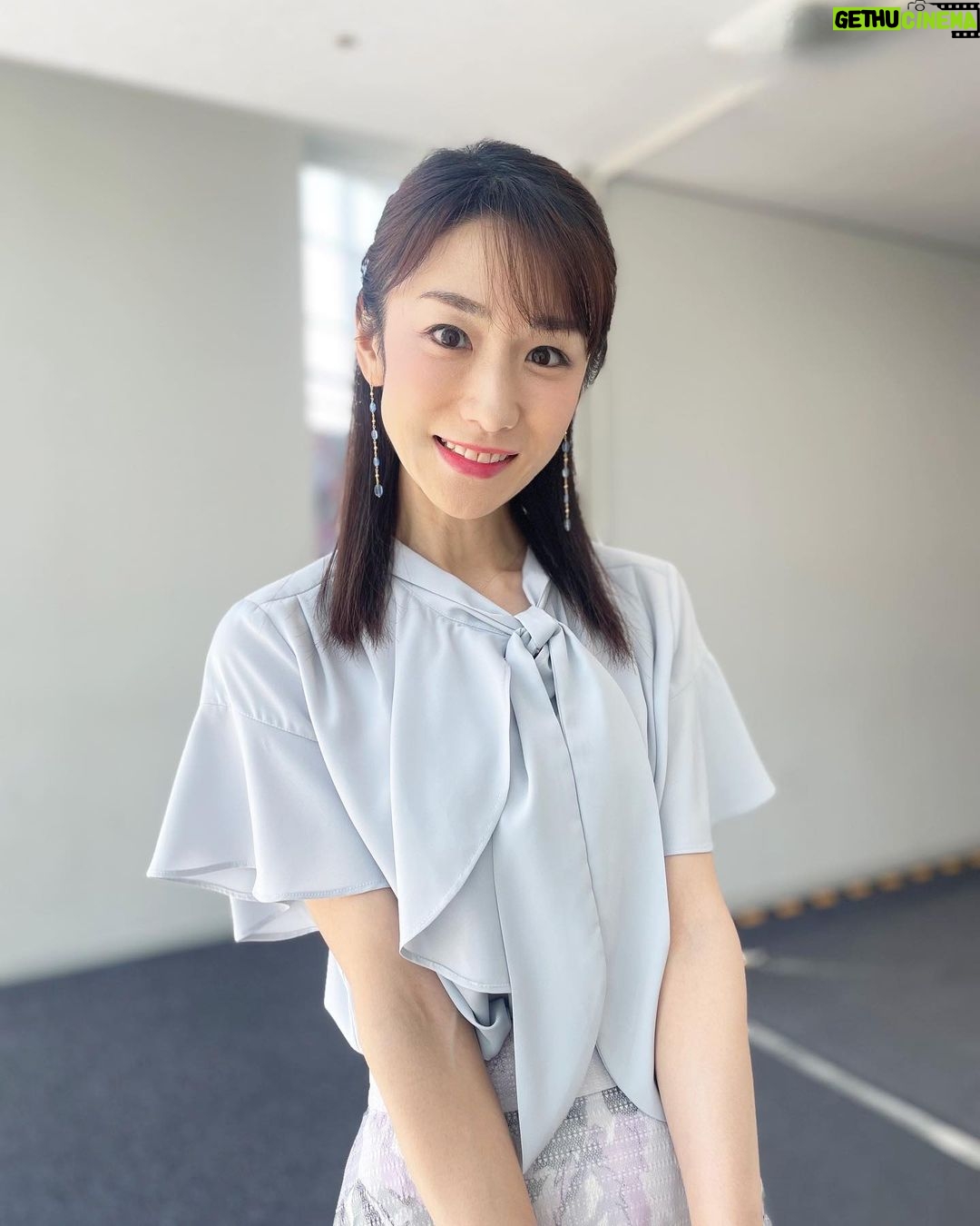 Mariko Dou Instagram - 今日はまた一段と暑いですね☀️💦 お出かけの際は、熱中症対策をしっかりして、体調にはお気を付け下さい✨ 本日の「ワイド!スクランブル」の衣装は、 ☆ブラウス,スカート… #stola ☆アクセサリー… #ete でした👗✨ 涼しげな衣装の色と素材に癒されました😊 午後も頑張りましょう❣️ #大下容子ワイドスクランブル #ワイドスクランブル #ニュース #テレビ朝日 #堂真理子 #アナウンサー #アナウンサー衣装 #番組衣装