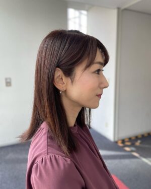 Mariko Dou Instagram - 本日の衣装は、

☆ブラウス,スカート… #proportionbodydressing 
☆アクセサリー… #ete

でした👗✨
ブラウスもすっかり秋色🍂素敵なデザインでした☺️

明日は朝7時〜アベモニ、よろしくお願いします✨

 #大下容子ワイドスクランブル 
 #ワイドスクランブル
 #ニュース
 #テレビ朝日 #堂真理子 #アナウンサー #アナウンサー衣装 #番組衣装
