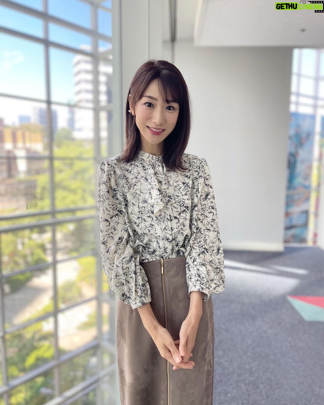 Mariko Dou Instagram - おはようございます♪今日東京は、気持ちのいい快晴です☀️三連休、だんだんと天気が崩れてしまうようなので、貴重な晴れですね😌 洗濯物もよく乾きそうです🧺 さて昨日の「ワイド!スクランブル」の衣装は、 ☆ブラウス,スカート… #ノーリーズ ☆アクセサリー… #starjewelry でした👗✨ 秋らしい色と素材で、すっかり季節が進みましたね🍂 それでは素敵な連休をお過ごしください♪ #大下容子ワイドスクランブル #ワイドスクランブル #ニュース #テレビ朝日 #堂真理子 #アナウンサー #アナウンサー衣装 #番組衣装 #今日 は #秋晴れ