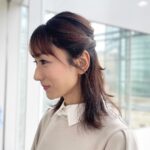 Mariko Dou Instagram - 本日の「ワイド！スクランブル」の衣装は、 ☆ワンピース… #stola ☆アクセサリー… #ete でした👗✨ 襟付きワンピース、秋の素材で着心地も良く素敵でした🍂💕 これから少しずつ過ごしやすい気候になってきそうですね☺️ 今週もご覧いただき、ありがとうございます😊 #大下容子ワイドスクランブル #ワイドスクランブル #ニュース #テレビ朝日 #堂真理子 #アナウンサー #アナウンサー衣装 #番組衣装