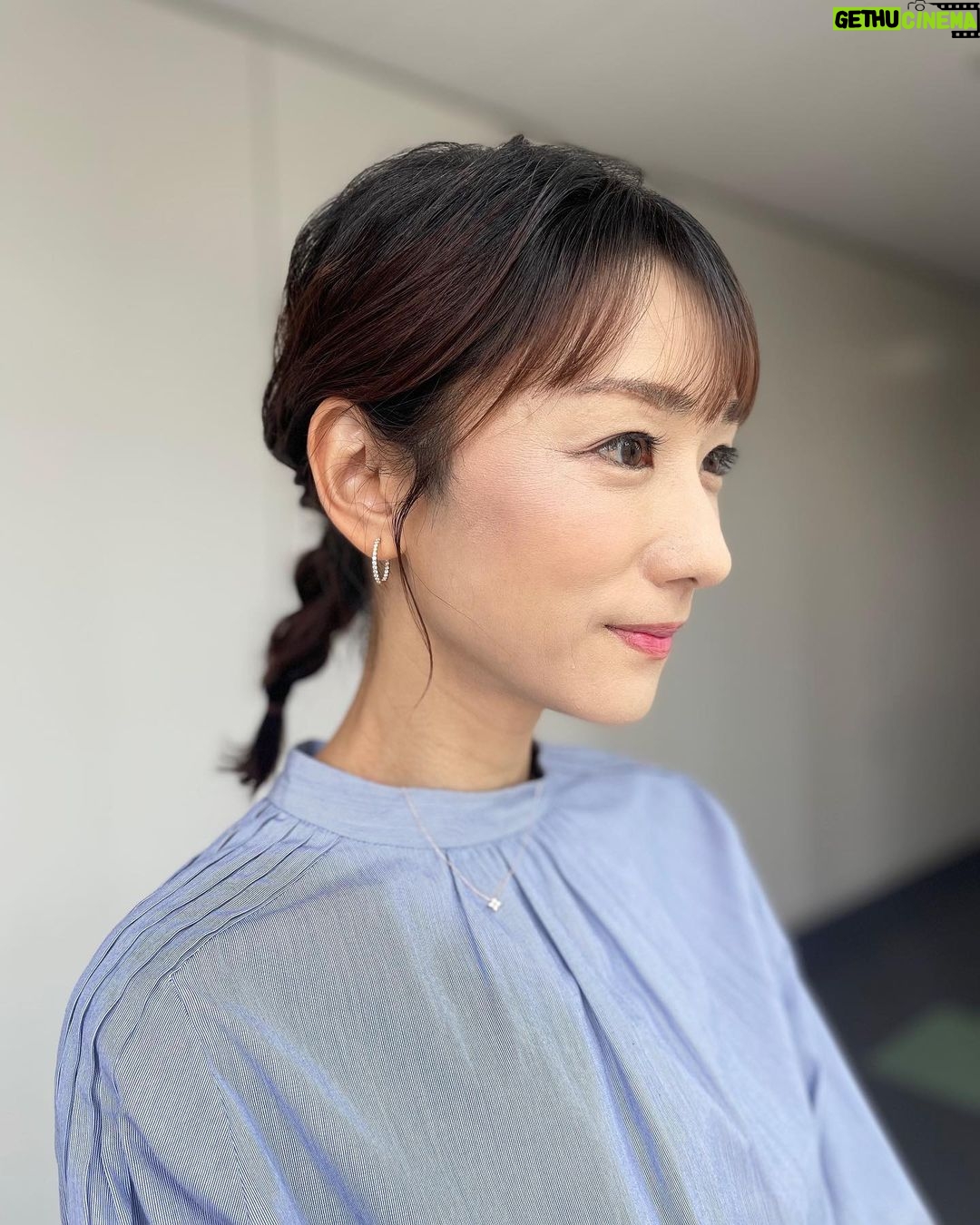 Mariko Dou Instagram - 本日の「ワイド!スクランブル」の衣装は、 ☆ブラウス… #ined ☆スカート… #maglielecassetto ☆アクセサリー… #starjewelry でした👗✨ ブルーのブラウスが素敵でした💓 今週もご覧いただきありがとうございます😊 #大下容子ワイドスクランブル #ワイドスクランブル #ニュース #テレビ朝日 #堂真理子 #アナウンサー #アナウンサー衣装 #番組衣装