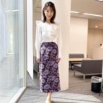 Mariko Dou Instagram - アベモニ後に担当した「ワイド！スクランブル」の衣装は、 ☆ブラウス,スカート… #ノーリーズ ☆アクセサリー… #starjewelry でした👗✨ まだまだ暑いですが、衣装は秋ですね🍂✨ 明日もよろしくお願いします🎵 #大下容子ワイドスクランブル #ワイドスクランブル #ニュース #テレビ朝日 #堂真理子 #アナウンサー #アナウンサー衣装 #番組衣装